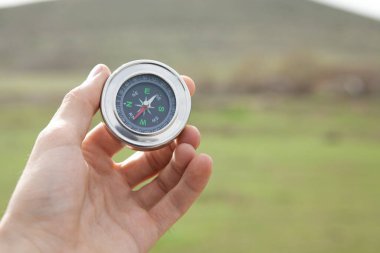 Gün boyunca doğanın arka planında bir pusula tutuyor.