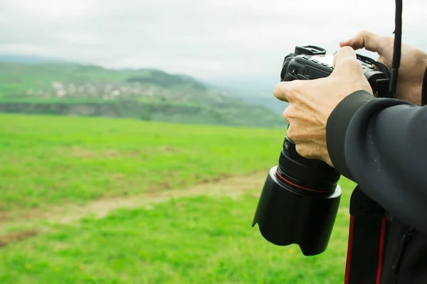 Holding Camera Green Field Day — Stock Photo, Image