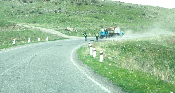 Dağlık Bölgelerdeki Yol Işçileri Dikişler Için Asfalt Temizliyor — Stok fotoğraf