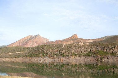 Gün boyunca dağın altında göl