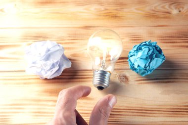 Lamba ve buruşuk kağıtlar masanın üzerinde. kavram fikri