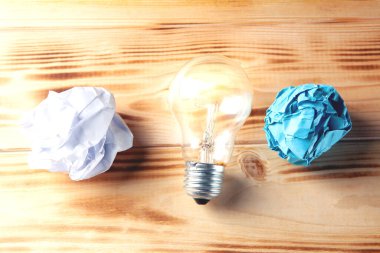 Lamba ve buruşuk kağıtlar masanın üzerinde. kavram fikri