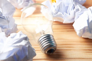 Lamba ve buruşuk kağıtlar masanın üzerinde. kavram fikri