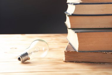 Lamba ve kitaplar masanın üstünde. kitaplardan konsept fikri