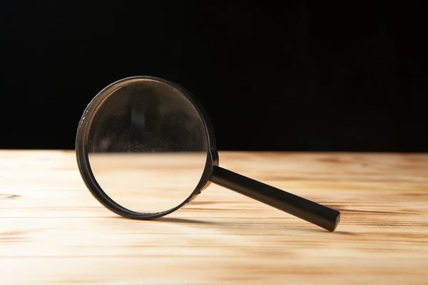 Vergrootglas Een Houten Tafel — Stockfoto