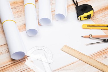 Ahşap bir masa üzerinde ev tasarlamak için araçlar