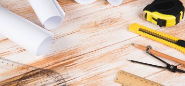 Ahşap bir masa üzerinde ev tasarlamak için araçlar