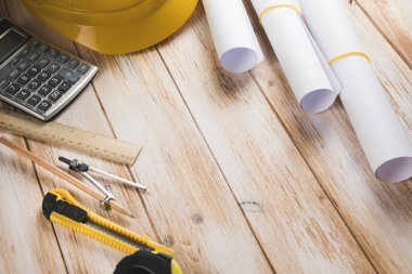 Ahşap bir masa üzerinde ev tasarlamak için araçlar