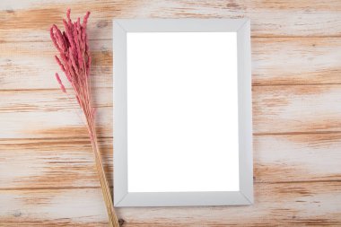 Ahşap bir masada çerçeve