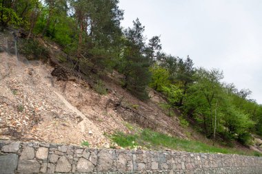 Yolun yanındaki bölme yolu taşların tıkanmasından korur.