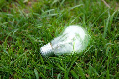 Çimlerin üzerinde parlayan lamba