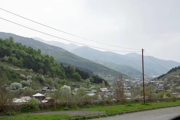 Boschi Sulle Montagne Sotto Città — Foto Stock