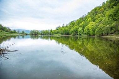 Göller ve ağaçlar bulutların altında