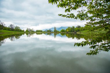 Göller ve ağaçlar bulutların altında