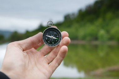 Akşamları gölün arka planında bir pusula tutuyor.