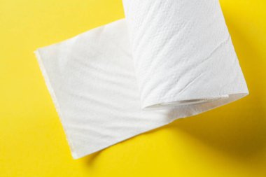 sarı arka planda tuvalet kağıdı