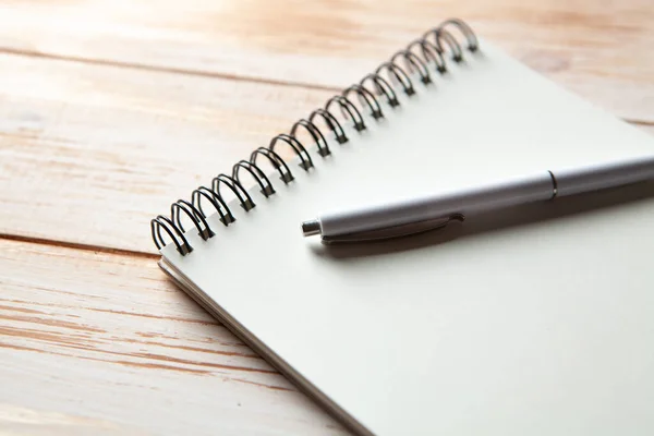 Pluma Cuaderno Sobre Mesa Madera — Foto de Stock