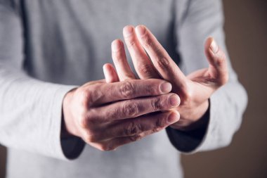 Adamın parmakları acıyor. parmak ağrısı