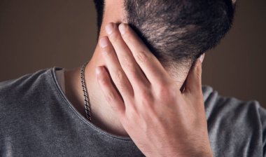 Adamın boğazı ağrıyor.