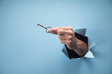 Mavi arka planda bir adamın el ele tutuşması