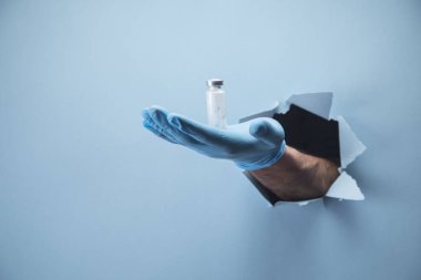 Mavi arka planda insan eli ampulü