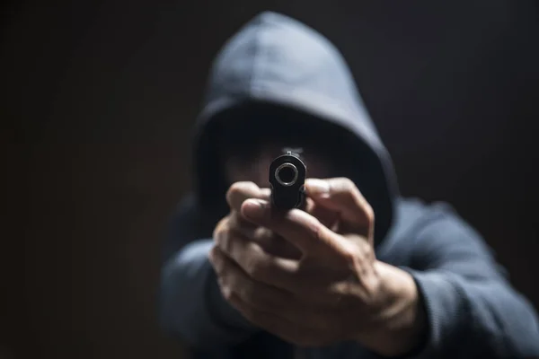 Hombre Sosteniendo Una Pistola Sobre Fondo Oscuro —  Fotos de Stock