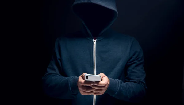 Sostiene Teléfono Sobre Fondo Oscuro Concepto Hacker —  Fotos de Stock