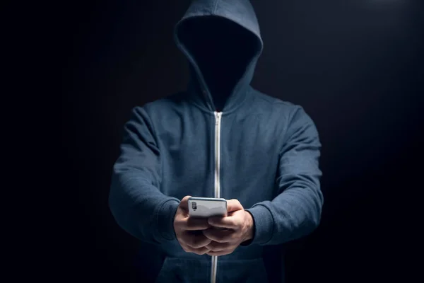 Tiene Telefono Uno Sfondo Scuro Concetto Hacker — Foto Stock