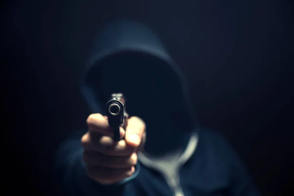 Hombre Sosteniendo Una Pistola Sobre Fondo Oscuro —  Fotos de Stock