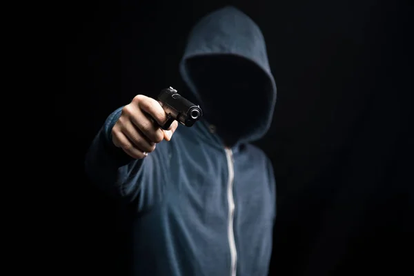 Ein Mann Mit Einer Pistole Auf Dunklem Hintergrund — Stockfoto