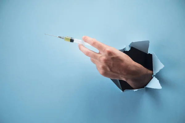 Man Hand Holding Syringe Blue Background — Stock Photo, Image
