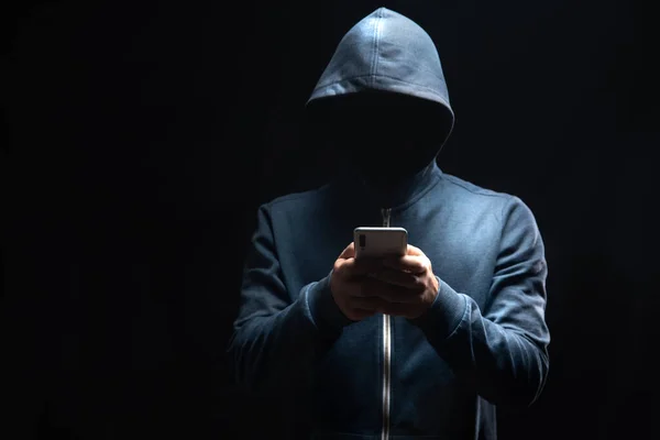 Drží Telefon Tmavém Pozadí Koncepce Hackeru — Stock fotografie