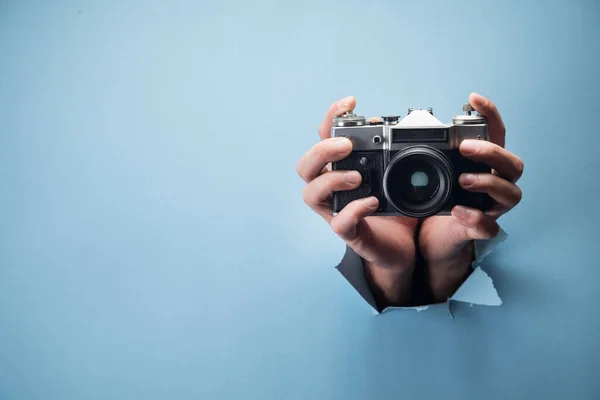 Man Hand Houden Van Een Oude Camera Een Blauwe Achtergrond — Stockfoto