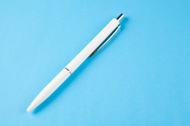 Mavi arkaplanda beyaz kalem