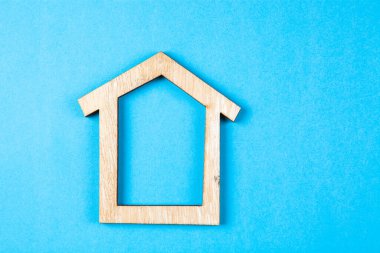 Mavi arka planda küçük bir ev