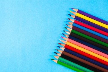 mavi arkaplanda renkli kalemler