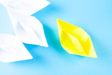 Mavi arka planda kağıt tekneler