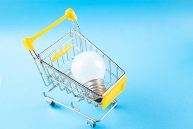 Mavi arka planda sepette bir ampul