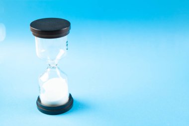 Mavi arkaplanda kum saati