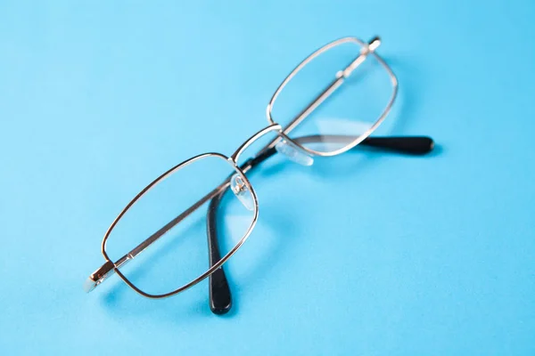 Mavi Arkaplanda Izole Edilmiş Gözlük — Stok fotoğraf