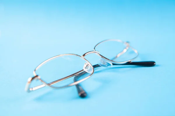 Mavi Arkaplanda Izole Edilmiş Gözlük — Stok fotoğraf