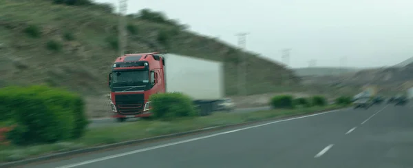 Camión Conduce Carretera Por Noche — Foto de Stock