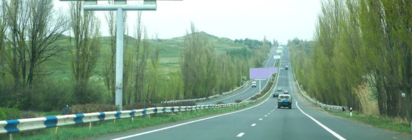 Akşamları Bulutların Altında Çift Yönlü Otoyol — Stok fotoğraf