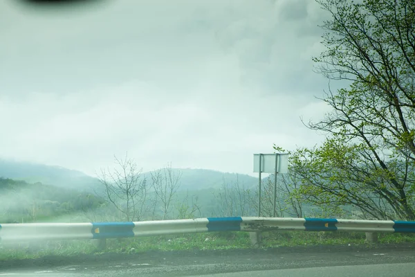 Asfalt Yol Aşağı Iniyor Dağlık Araziye Akşamleyin Ormanda — Stok fotoğraf