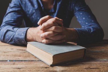 Kimya bölümünde dua eden bir adam.