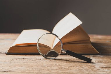 Büyüteç ve kitap. konsept çalışma materyali