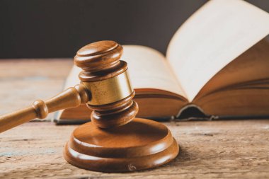 Yargıç tokmak ve kitap ahşap masa üzerinde