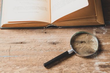 Büyüteç ve kitap. konsept çalışma materyali