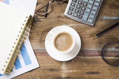 Masaüstü kahvesi, not defteri, istatistik ve hesap makinesinde
