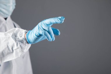 Doktor gri arka plandaki sanal ekranda parmağını bastırıyor.